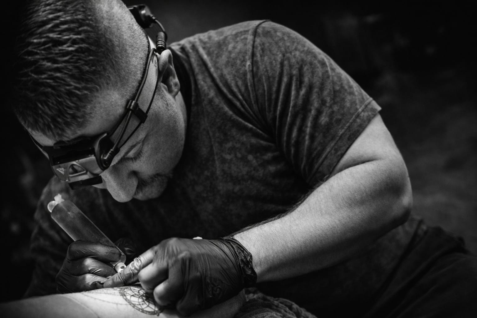 Tattoo Artist Robert bei der Arbeit