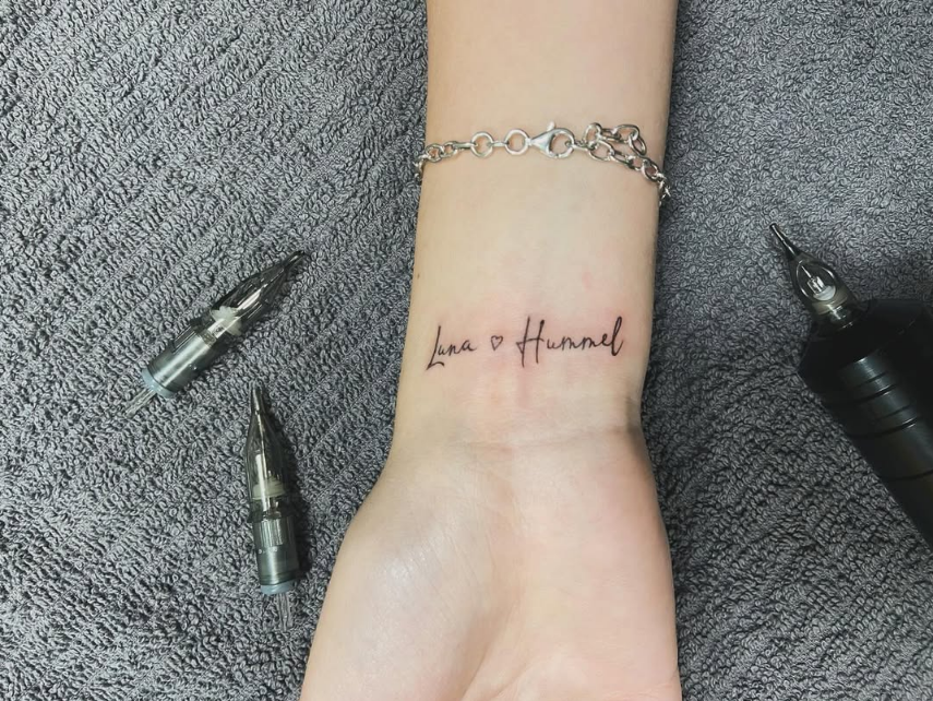 Fine-Line Schriftzug Tattoo am Handgelenk